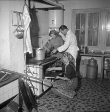 Hungarian refugee cooking, Uerikon 1956
