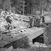 bag; clearance work, clearing rails by shovelling; 1957