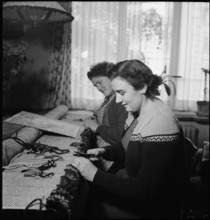 Producing a Smyrna carpet, 1951