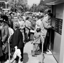 Opening of the SAFFA fair 1958: queue at the ticket window