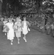 Maienzug Aarau 1953; Young women at the procession