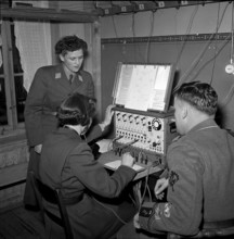 Women soldiers as switchboard operators, Pfäffikon 1952
