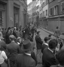 Zurich, people following chase after a criminal; 1948