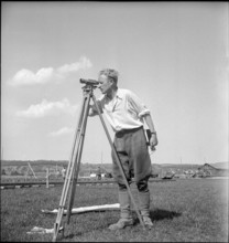 Zurich-Kloten Airport: working with level telescope 1947