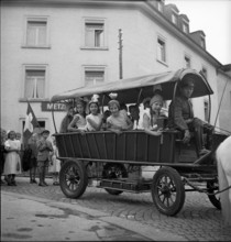 Children collecting money for Swiss donation, 1945