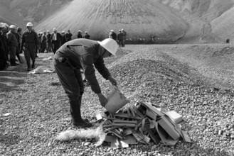 Blasting demonstration, set fire to explosive; quarry Mellikon 1970