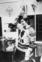 NLA 1974/75: Swiss Champion SC Bern, Dellsperger with trophy on his head