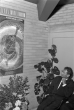 Hans Erni in front of his poster for the planetarium Panorama 1969