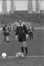Cup final 1975: FC Basel - FC Winterthur; Referee Roland Racine