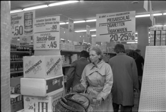 Discount on cigarettes and beer in the Denner shop; customer 1969