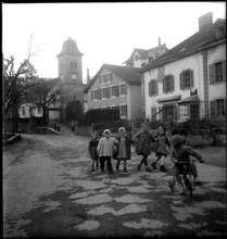 Val de Travers: children in Noiraigue; 1950