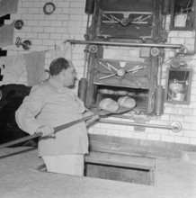 Baking of the widow bread in La Tour de Peilz, 1957