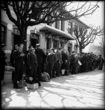 French refugees return home; 1945