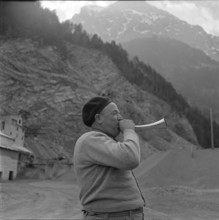 Attinghausen; glass sand quarry, worker giving warning signal; 1953