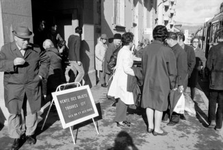 Geneva, people go to SBB auction; 1972