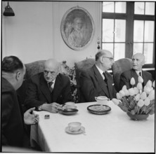 Jean Rudolf von Salis talking with former members of the federal council; 1962