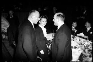 Member of the canton government Streuli talks with the help of an interpreter to Russian minister
