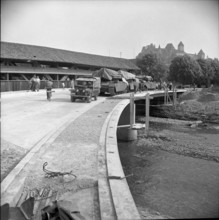 New Wynigen bridge next to the old wooden roofed bridge, load test; 1961