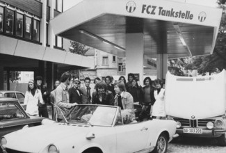 Team of FC Zurich at the new FCZ gasoline station, 1974