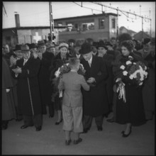 St. Gallen, Boy welcoming Federal councilor Thomas Holenstein; 1954