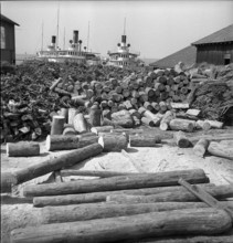 Steamer, wood powered engine; 1943