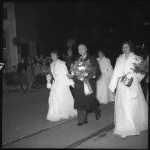 St. Gallen, Maids-of-honor escorting Federal councilor Thomas Holenstein; 1954
