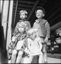 Arrival at the station, children come to recover from war experiences