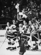 NLA 1974/75: Swiss Champion SC Bern 1975, Cadieux with trophy