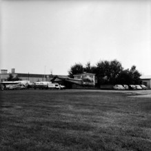 Glacier pilot Hermann Geiger landing in Kloten, 1960