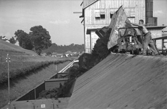 Huswil; coal mine; unloading mine car; 1942