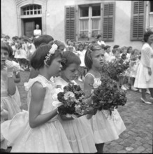 Rutenzug Brugg 1962; Girls in white clothes