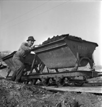 Miner pushing mine car; Grandson coal mine; 1943