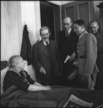 refugee; woman talking to journalists; 1945