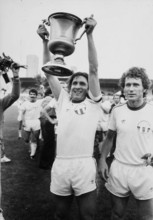 Swiss championship NLA 1975/76: Champion FCZ; Martinelli with the cup, Katic