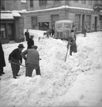 La Chaux-de-Fonds, men shoveling snow; 1952