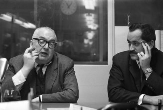 Friedrich Dürrenmatt at the Blick editorial department, with chief editor Speich, 1966