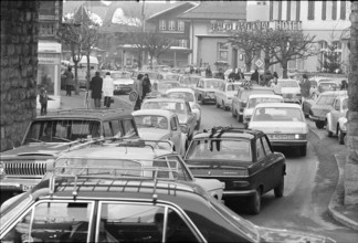 Gstaad: dense traffic on New Year's Eve; 1972