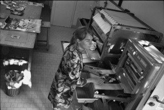Ringier Picture Service: laboratory assistant, 1969
