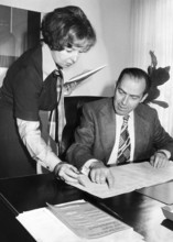 Alusuisse managing director Michael Kohn with his secretary, 1977