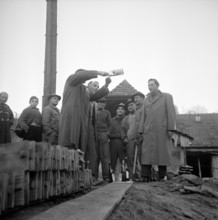 Road lesson in building Molotov cocktails, Berne 1956
