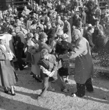 Confetti battle at the winegrowers' festival in Neuchâtel, 1957