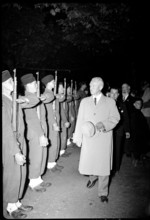 Guisan passes soldiers of French army