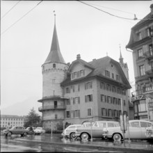 Parked cars in front of the Haus zur Gilgen, Lucerne; 1961