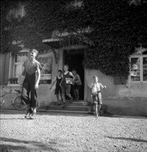 Pupils distributing the local paper “Echo vom Maiengrün” in front of Moser printers, 1954