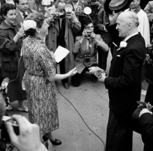 Opening of the SAFFA fair 1958: Erika Rikli presents Thomas Holenstein with the key