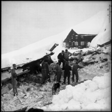 Avalanche in Spiringen, Schächen valley: clearing work, men removing snow: 1954