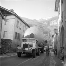 Transportation of workpieces for the Collombey refinery; 1961