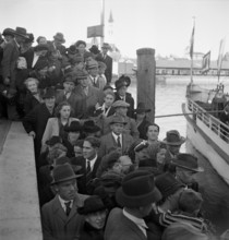 Romanshorn, German tourists, people queue to get on board; 1948