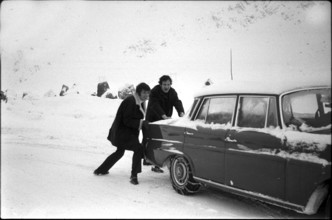 Udo Jürgens (l.) pushing car on Julier Pass 1969