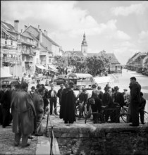 Men at market square in Bulle, 1946